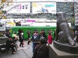 渋谷駅前のハチ公と、もうすぐ姿を消す「青ガエル」＝2006年（筆者撮影）