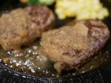 アツアツの鉄板にのったハンバーグ（著者撮影） 