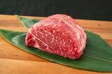 仕入時のヒレ肉。筋をトリミングし、牛カツのポーションにした状態で届く（写真提供：ゴリップ）