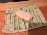 山形県平田牧場の『金華豚』リブロースは、もっちり食感でたんぱくな味わい。先端の脂身からは、野趣を感じる肉汁があふれる。「脂身はマグロのトロ感覚で、たまり醤油で食べるのがおすすめ」と野口さん（筆者撮影）