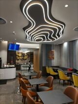 不思議な形の照明（筆者撮影）