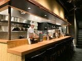 寺町京極店には、調理場が眺められるカウンター席が（写真提供：ゴリップ）