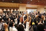 乗客、メディアなど大勢の人が集まった長崎駅の西九州新幹線開業式典（写真：恵 知仁）