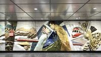 小田急ロマンスカー｢あの色｣を生んだ天才画家 下北沢駅で話題の｢奇抜な壁画｣に秘密がある