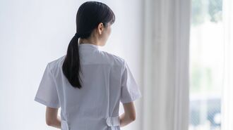 看護師の後ろ姿