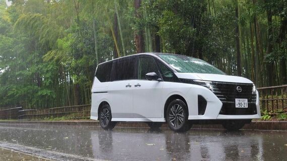 雨の中、セレナ e-POWER ルキシオンに乗って111万円高の価値を検証した（筆者撮影）