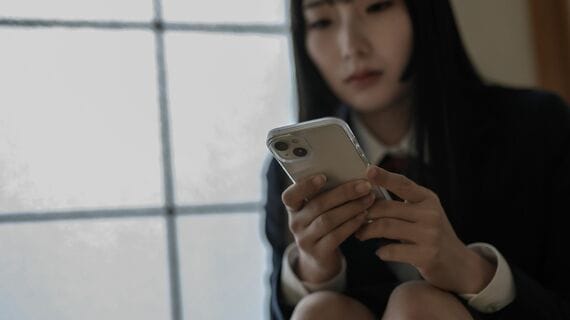 スマホを操作する女子高校生