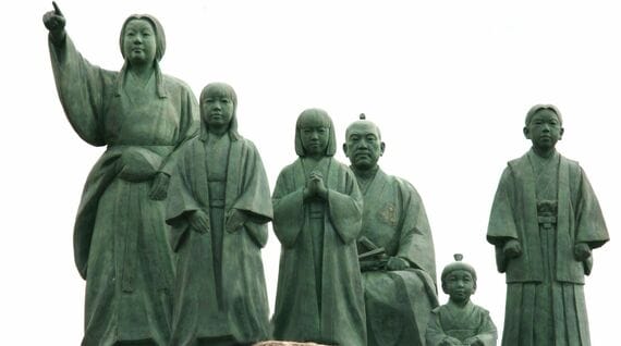 滋賀県長浜市にある浅井長政の家族の像（写真：Nori／PIXTA）