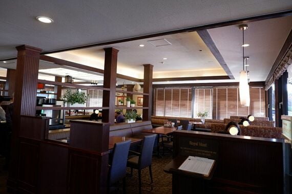 ロイヤルホスト鎌倉山店の店内