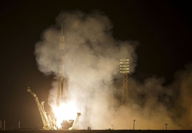 油井さんら国際宇宙ステーション到着、5カ月滞在へ