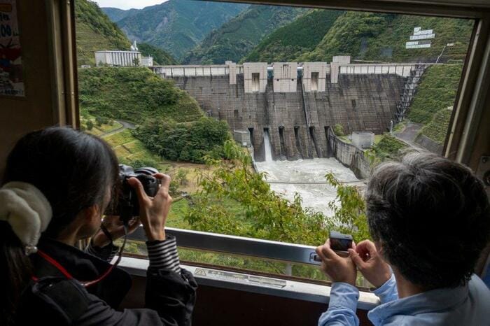 前日までの雨によって放水量が多い長島ダム