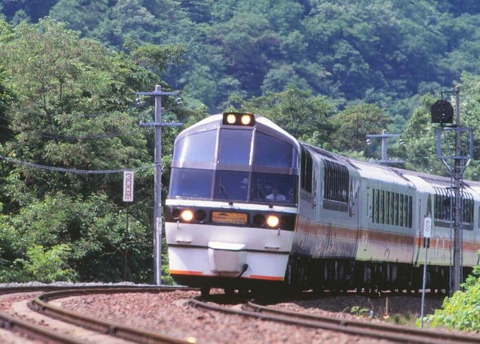石勝線を快走する
