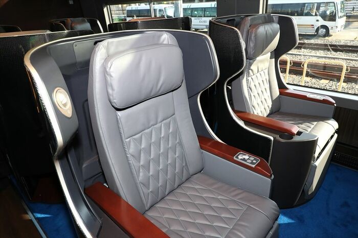 プレミアムグリーン車のバックシェル付きシート