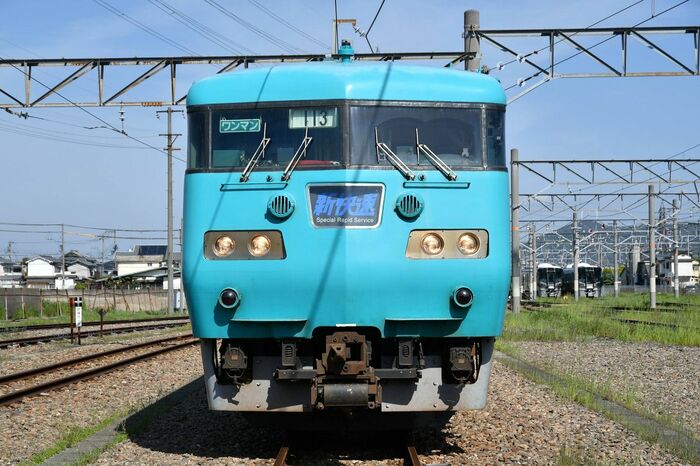 すっと通った鼻筋と、ほっぺたを膨らませたような顔が特徴