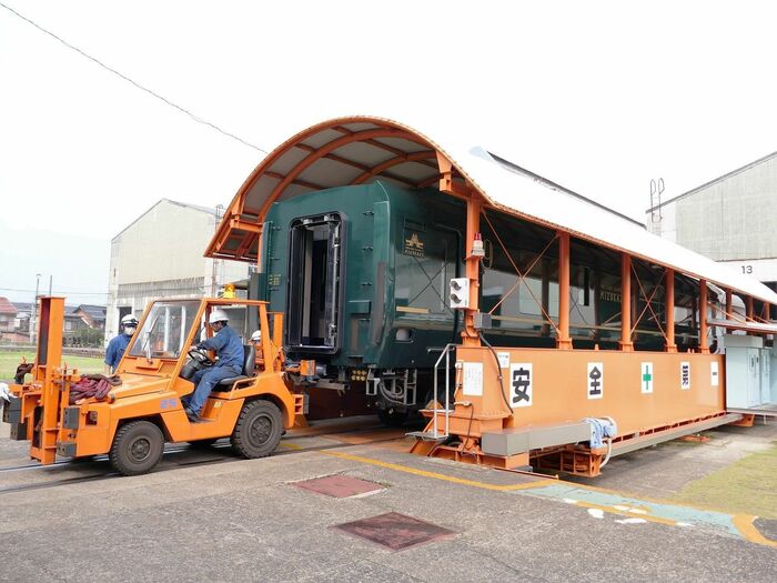 車両所内を移動する瑞風
