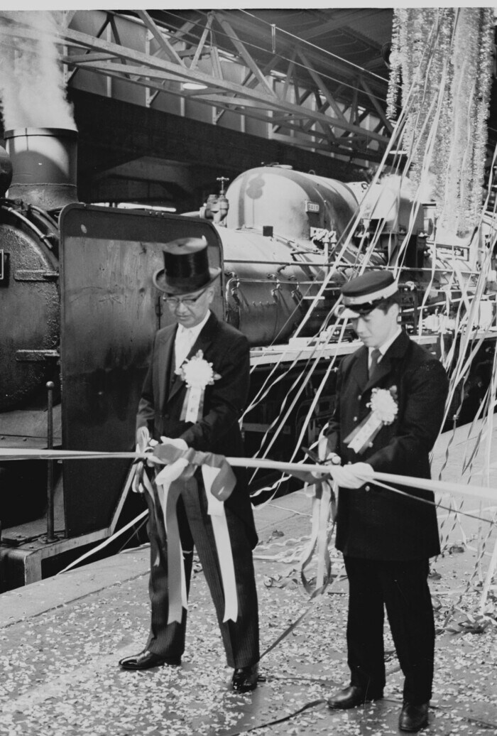 鉄道100年記念式典のテープカット