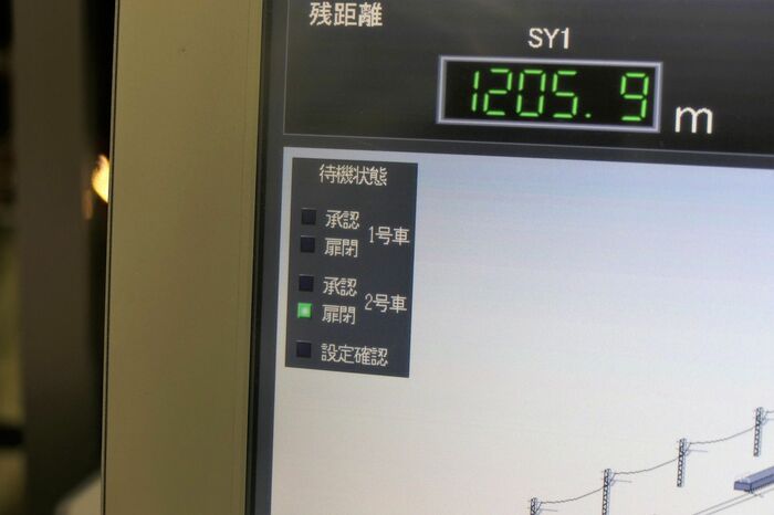 モニターの表示を確認しながら運転する