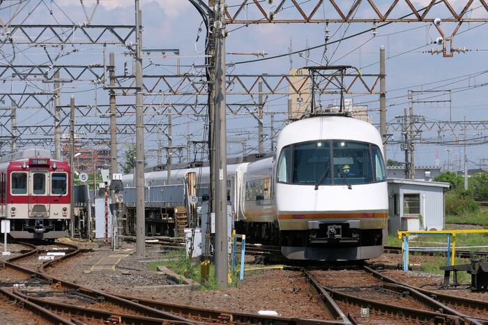 車両基地内を移動するアーバンライナー・プラス