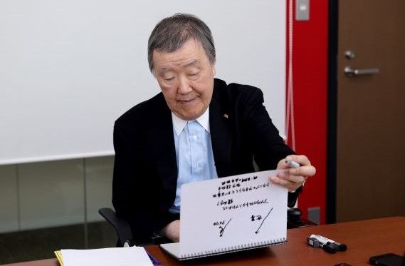 世界経済は右肩上がりの矢印を描いた一方で、アメリカの矢印は途中でポキリと折れている（撮影：尾形文繁）