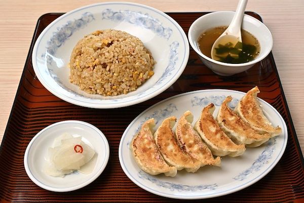 「ぎょうざの満洲」焼き餃子とチャーハンのセット（850円）。餃子の皮はパリパリ系でなく、しっとり系。その皮と肉、野菜のバランスがよい。チャーハンはあえてのカタカナ表記がぴったりの、気取りのない味わい（撮影：風間仁一郎）