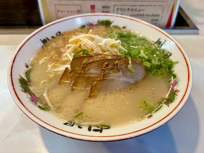 2005年創業「よしみ屋」のラーメン（中）は800円。プラス100円で「もやし増し」もできる（写真：筆者撮影）