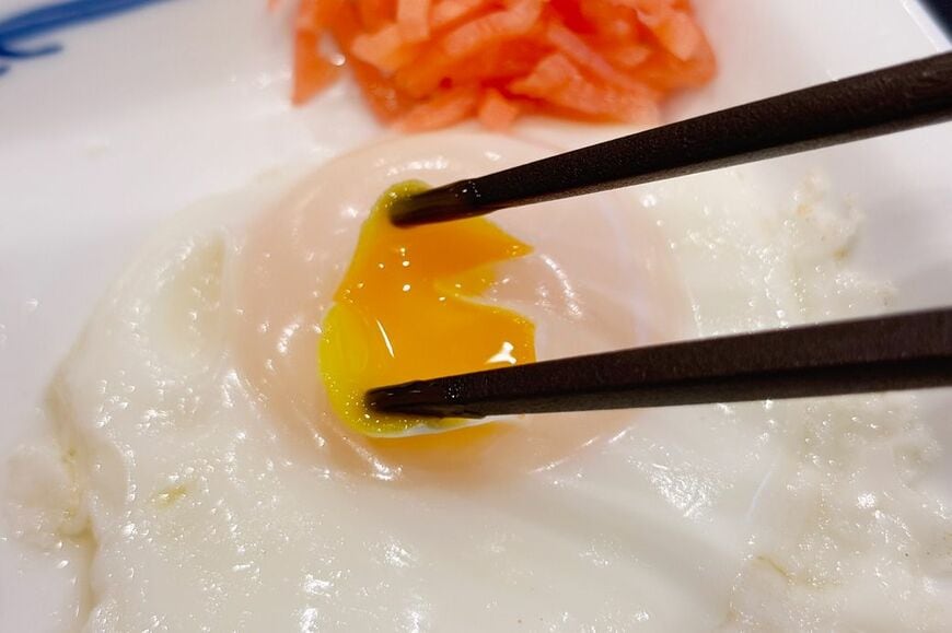 目玉焼きの黄身はとろり半熟です（筆者撮影）