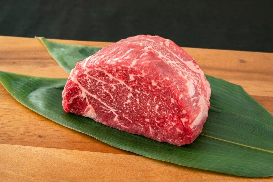 仕入時のヒレ肉。筋をトリミングし、牛カツのポーションにした状態で届く（写真提供：ゴリップ）