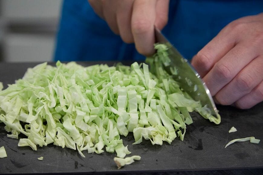 キャベツも8ミリくらいの千切りに。 （写真：吉澤健太）