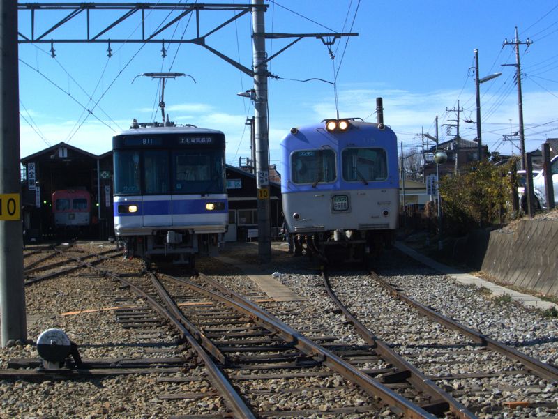 800形と700形の新旧並び（筆者撮影）