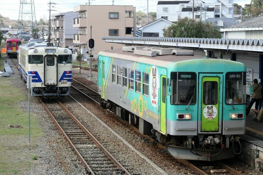 終点の北条町駅構内にはキハ40形ともにフラワ2000形が停車中（写真：谷川一巳）