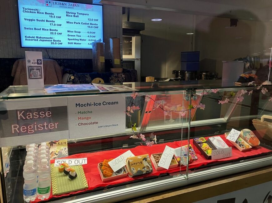 チューリッヒ駅での駅弁ポップアップ店。人気が高く「SOLD OUT」の札が並んだ（筆者撮影）