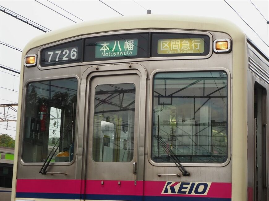 都営地下鉄新宿線の「本八幡行き」表示。7000系は新宿線には乗り入れないが、こんな表示も入っている（記者撮影）