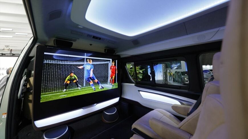ハイエースの後席に巨大なディスプレイをそなえる「WELL Cabin GranLuxe」（写真：パナソニック オートモーティブシステムズ）