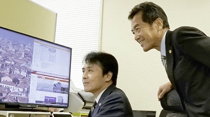 弁護士に転身して10年になる加藤さん（写真右）。30年余りのサラリーマン生活で幕引きせず、司法試験に挑んだ体験談を振り返ってもらいました（写真：加藤裕治さん提供）  