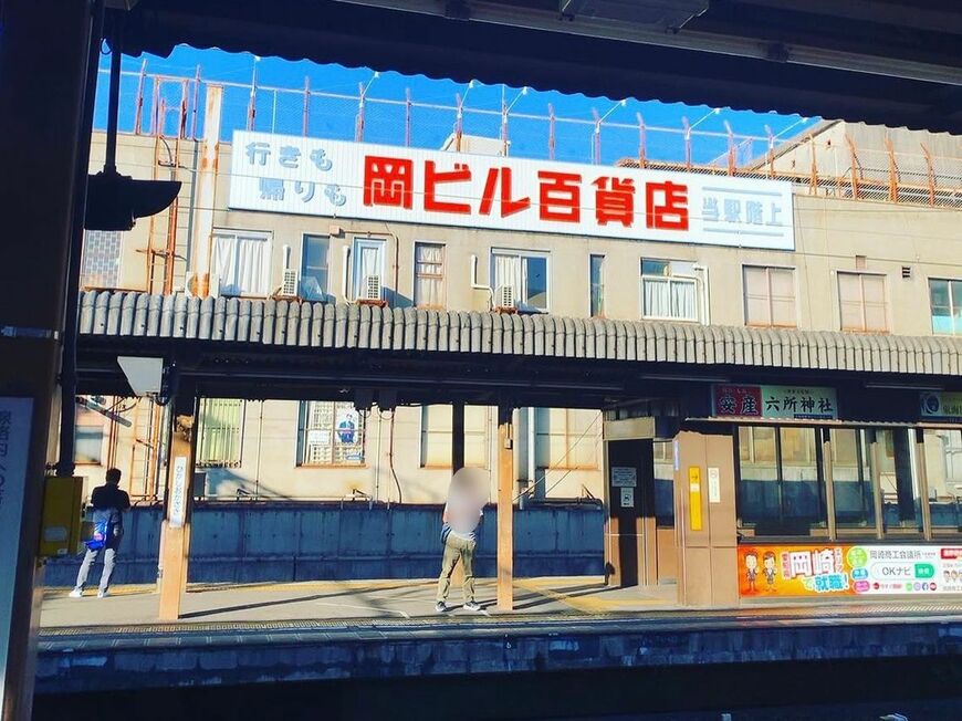 かつて存在した岡ビル百貨店。フォントがレトロでかっこいい（写真：2019年筆者撮影）