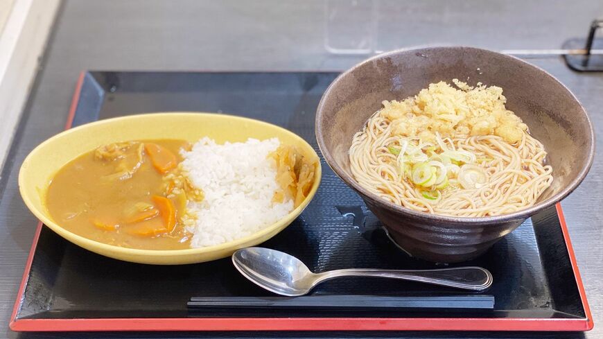 おそばとミニカレーのセット。450円と思えないボリューム満点な朝メニューです（写真：筆者撮影）