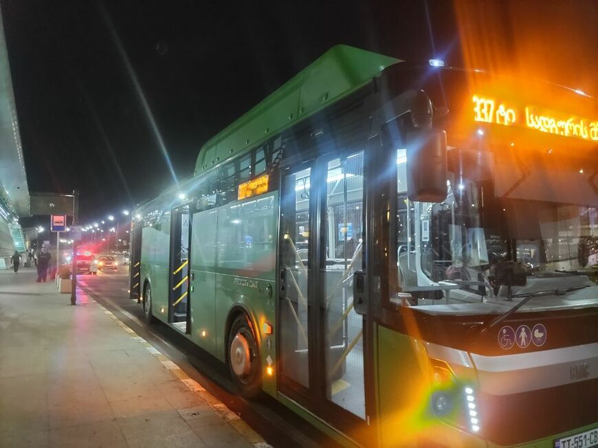 空港〜市内を結ぶバスは23時頃まで運行。移動時間は約40分。料金は100円程度（筆者撮影）