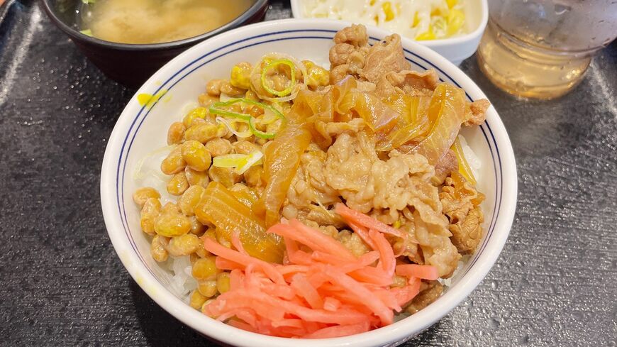 吉野家の「納豆牛小鉢定食」。税込み437円とお手頃ながら、品数たっぷりボリューム満点の朝定食が食べられます（写真：筆者撮影）