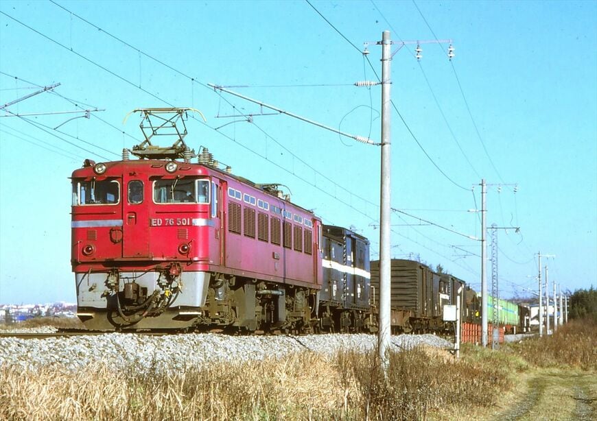 ED76形500番台のトップナンバー、501号機が牽く貨物列車（撮影：南正時）