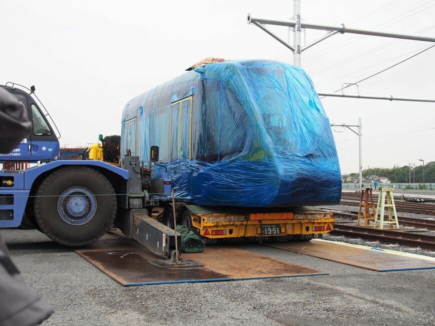 「A車」の顔は先端が絞り込まれている（筆者撮影）