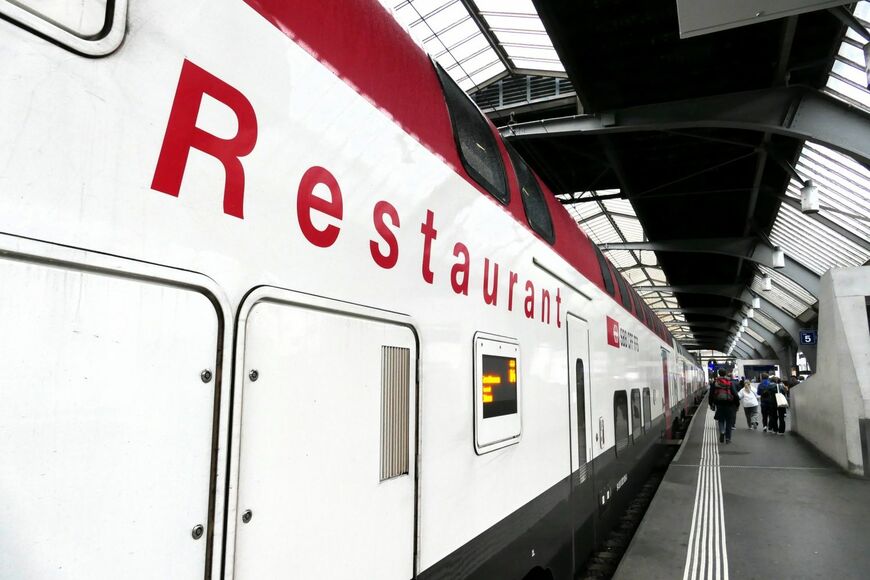 2階建て車両の食堂車（筆者撮影）