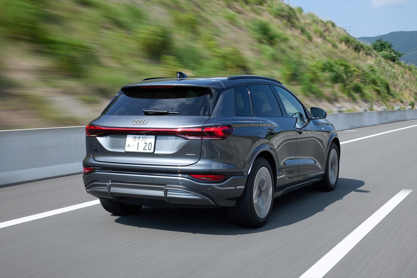 後輪駆動の標準モデル「Q6 e-tron」と全輪駆動「Q6 e-tronクワトロ」の2本立てで、スポーティなSQ6 e-tronもラインナップ（写真：アウディジャパン）