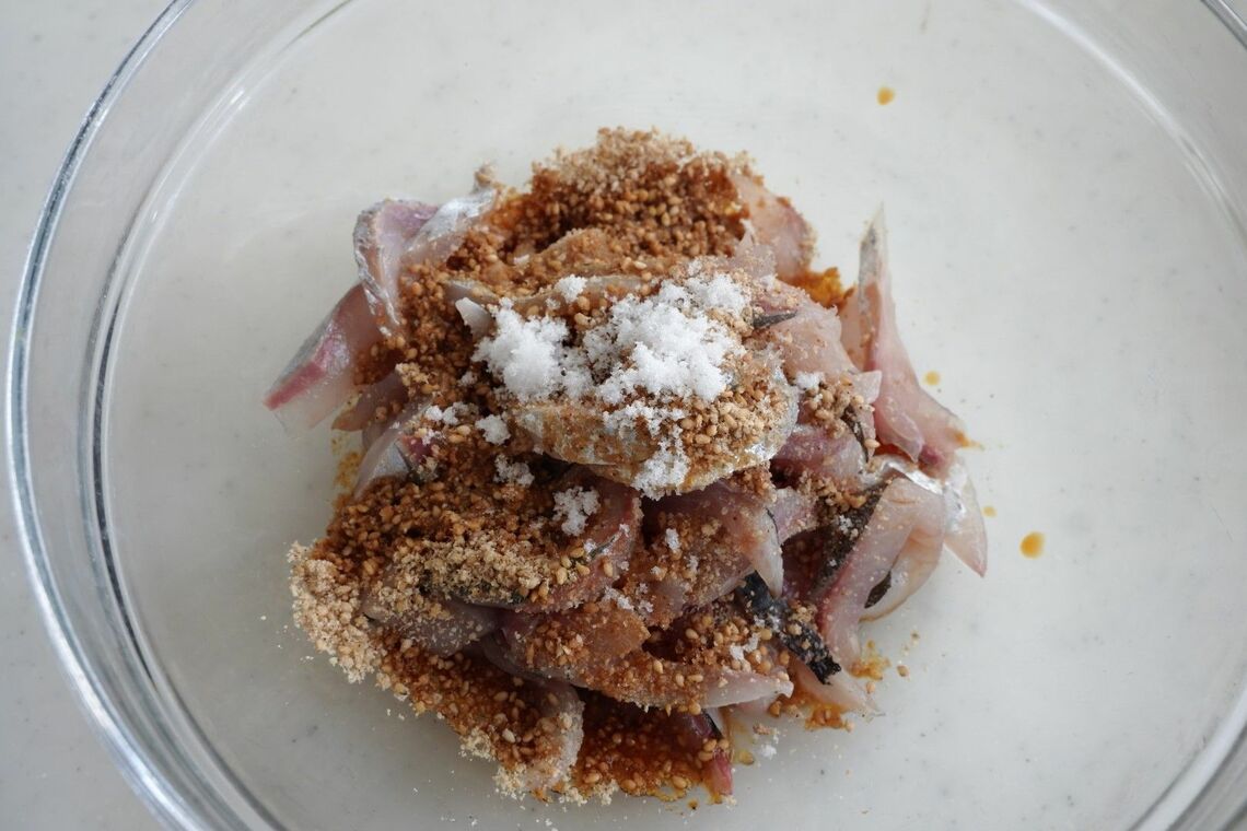 調味料を加えたアジ