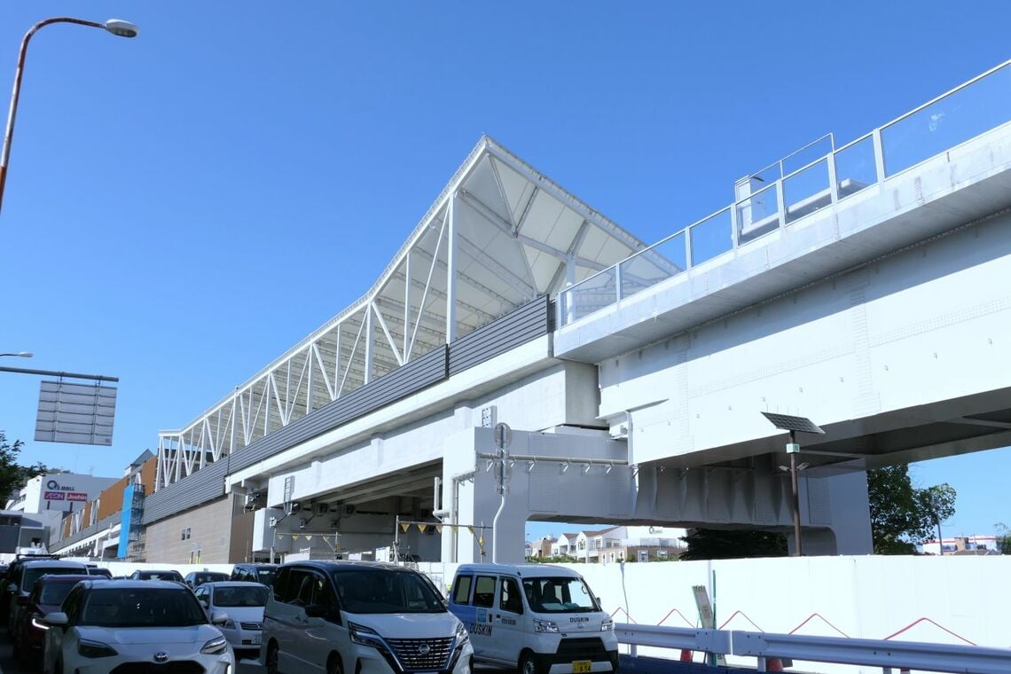 白いホームの屋根が特徴的な箕面萱野駅（記者撮影）