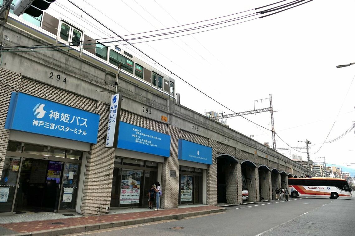 JR神戸線の高架下は神姫バスのターミナル（記者撮影）