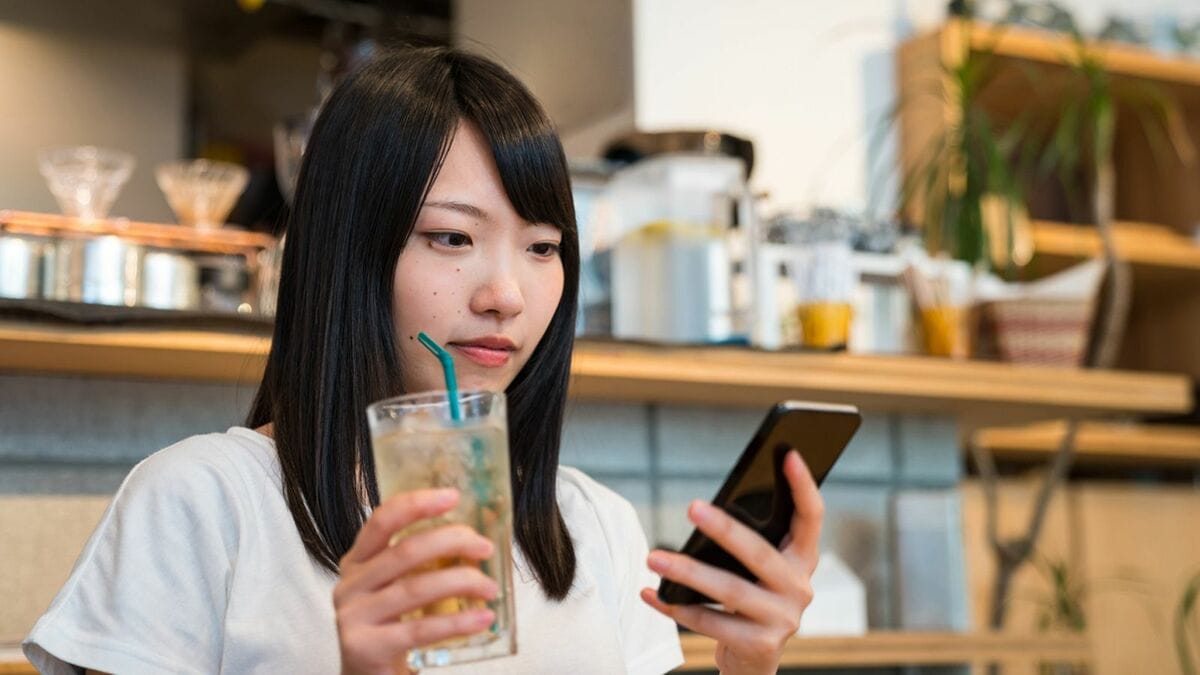 東洋経済オンライン
										
						女子高生襲う｢AirDrop痴漢｣の悪質すぎる手口 女性だけでなく俳優の加藤諒や男性も被害に
						iPhoneの便利なデータ共有機能「AirDrop」を悪用した「AirDrop痴漢」。見知らぬ相手から突然わいせつ画像や不快な写真を送りつけられる被害が拡大しています。女子高生を中...