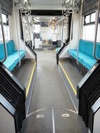 フラットな床面の車内