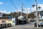 葛生駅前。石灰石の採掘は今も行われており、周辺の道は