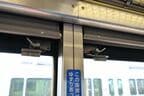 客室窓は上半分が開けられる。この形のツマミも今や貴重だ