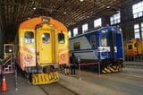 展示された歴代車両。EMU100（左）とEMU400（筆者撮影）